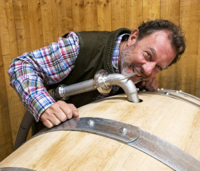 Luc discovers the scents of his barrel | Terra Vita Vinum